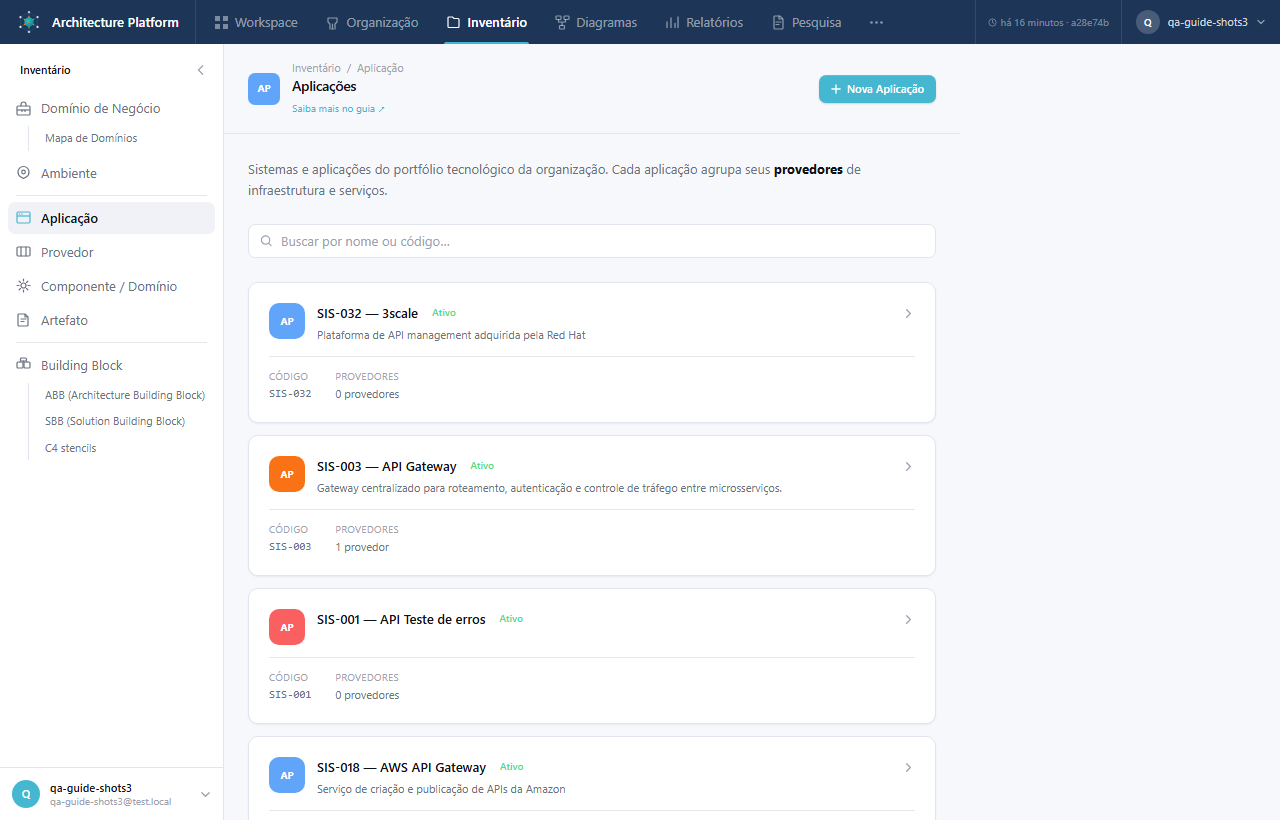 Tela real do inventário de Aplicações no Hub Architecture Platform, com busca, status e contagem de provedores por aplicação